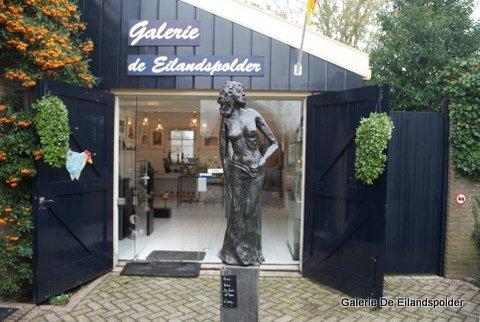 Galerie en beeldentuin de Eilandspolder met beeld van een vrouw voor de galerie